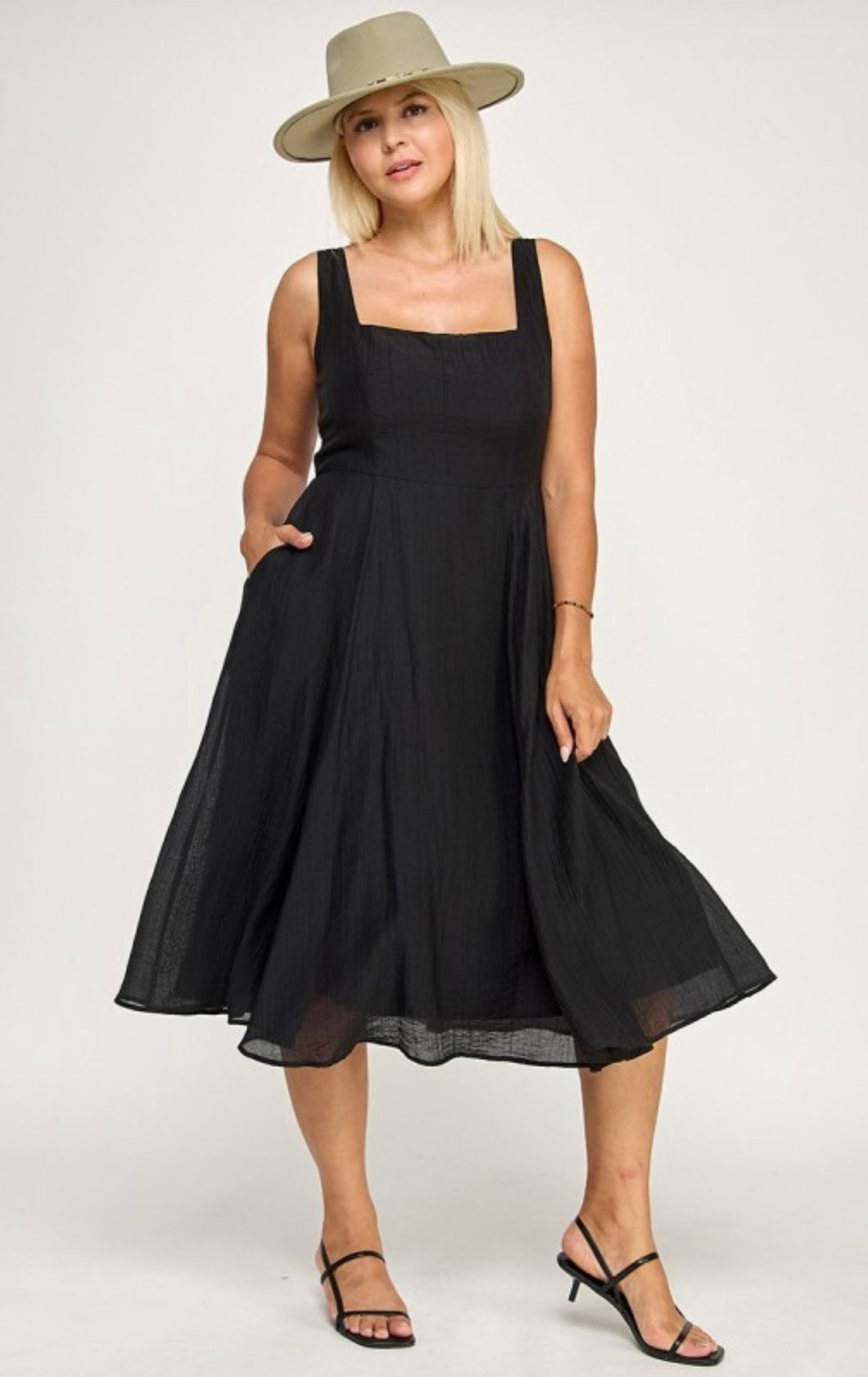 Solid flowy straps pocket dress